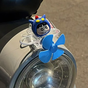 【台灣出貨】可愛蠟筆小新 風力發光小飛機 電動車 摩托車 擺件 風能發電旋轉車載 室內裝飾