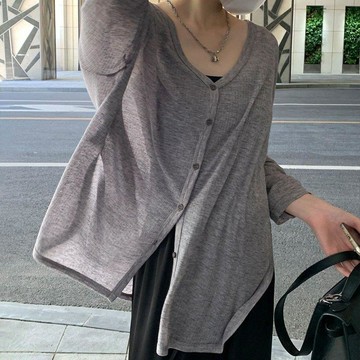 【台灣出貨】灰色冰絲針織開衫 防曬外套 女 2026新款 夏季 薄款 外搭 罩衫 百搭 上衣 罩衫上衣