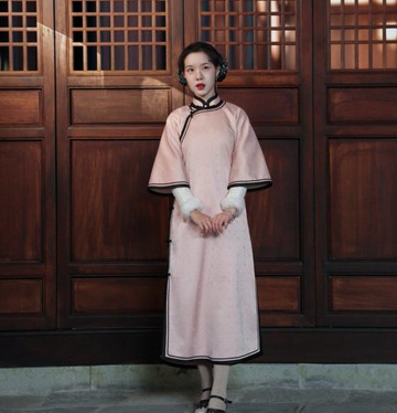 玉闌干復古旗袍 / 粉色提花緞面加絨款 / 倒大袖全開襟民國風