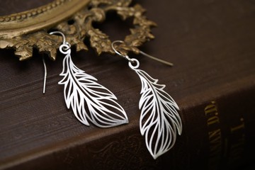 925銀通花設計輕盈羽毛耳環 (E211)