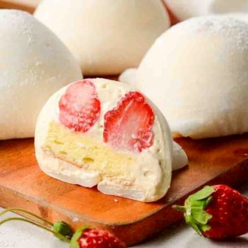 (免運)草莓雪媚娘一盒4入~Q軟麻吉加入酸甜新鮮大湖草莓，搭配天然馬達加斯加香草棒製成濃醇香草餡，Q軟酸甜口感讓人愛不擇手