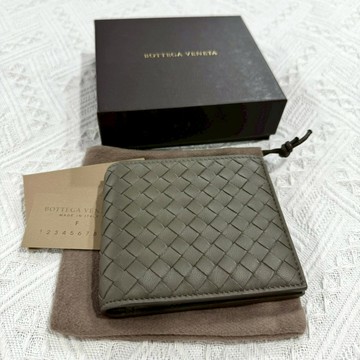 【BV｜全新】 現貨 BOTTEGA VENETA 短夾 綠豆沙牛奶色 編織 八卡短夾｜Little Bee 小蜜蜂精品