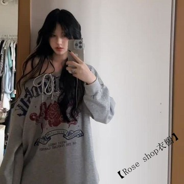 美式復古印花綁帶斜領露肩長袖衛衣女秋季新款百搭寬鬆慵懶風上衣 大學T 衛衣女 女生上衣
