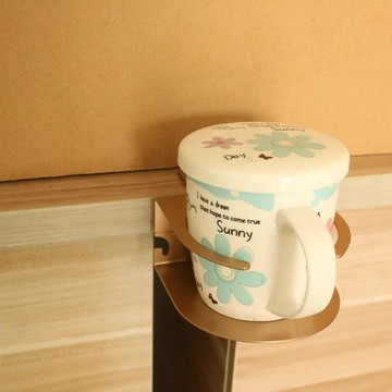 【全店免運 限時下殺】免打孔學生桌邊水杯架牀邊杯託清倉大甩賣牀上水杯水杯架壁掛式桌邊水杯夾 杯架 桌邊杯架 水杯夾