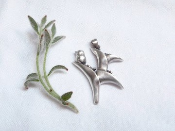 在你身旁安心停靠‧花與鳥 | 純銀項鍊墜子 | 手工限量 附蠟繩