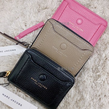 熱銷款 現貨【Marc Jacobs】MJ 輕薄短夾 短夾 零錢包 零錢夾 奶茶 黑金 卡包 卡夾 荔枝紋 真皮 禮物 小馬克｜迷人香氛◆全館現貨快出