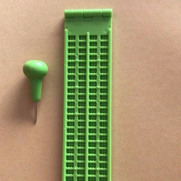 ✅【盲人學習盲文寫字板】 4行28方加厚設計帶盲筆 送5張盲紙初學者專用 書寫清晰耐用易用 台灣出貨