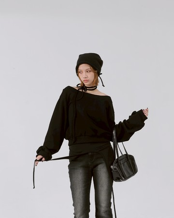 一字領附綁帶造型短版上衣 兩色售