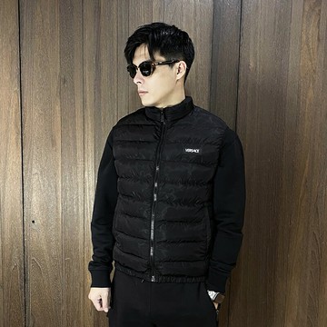 美國百分百【全新真品】Versace Jeans 凡賽斯 羽絨背心 立領 男款 歐洲精品 背心外套 logo 黑色 CU56