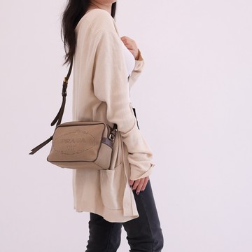 PRADA 1BH089 新版復古LOGO帆布皮飾邊斜背方包.駝/咖