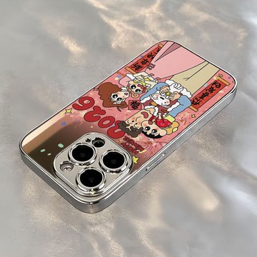 免運+隔日🚚電鍍鏡面手機殼 新年小新一家 適用於蘋果17promax 16Pro 15plus14 13 1211防摔