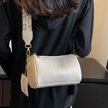 今年流行小包包女秋冬高級質感通勤單肩腋下包百搭寬帶斜挎枕頭包