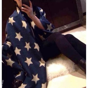 【MoMo媽咪】「台灣現貨」韓版五角星星圍巾披肩 加厚圍巾 披肩 保暖圍巾