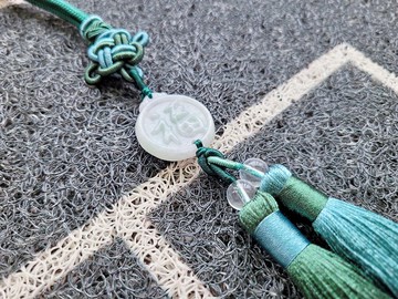 【親翠】天然翡翠 冰牛奶底帶抹綠福字車掛