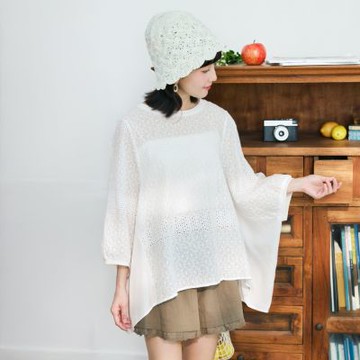 OB嚴選中大尺碼-日系純棉立體繡花鏤空蕾絲蝙蝠袖上衣《AB20271》