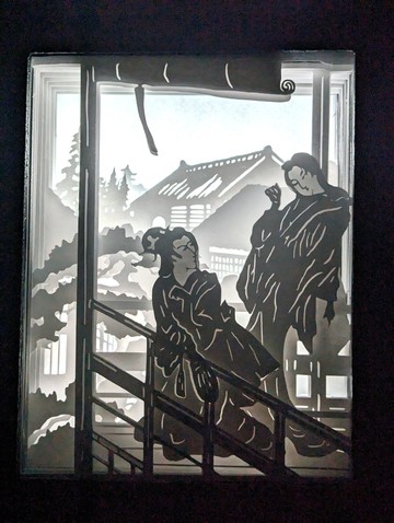 倚欄雙藝妓 紙雕燈箱