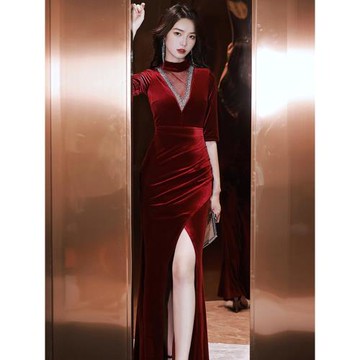 紅色絲絨連衣裙女宴會小眾設計感氣質年會主持人戰袍禮服新年裙子