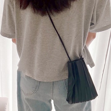 韓系皺摺皮革小包  20 x 12cm  質感黑