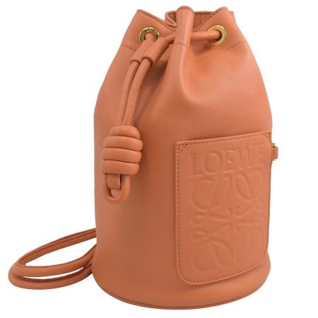 LOEWE SAILOR 經典徽章LOGO肩斜背束口水桶包.粉橘 小