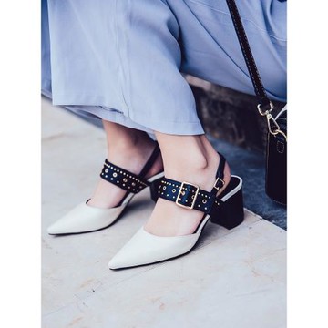 鉚釘一字扣高跟鞋粗跟尖頭白色包頭后空涼鞋柳丁2025年新款女