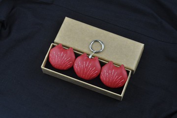 手工刺繡花火貓咪飾品3入 冰箱貼 鑰匙扣吊飾 胸針 紅色