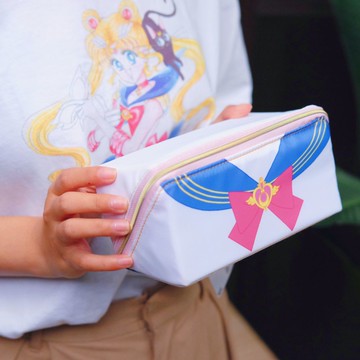 《Sailor Moon》🇯🇵日本商品 水手服皮質斜開口收納包 化妝包 筆袋 美少女戰士 25週年限定 劇場版Eternal