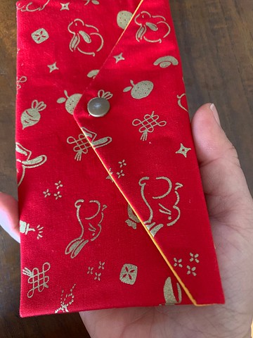 小兔爆竹文青風萬用袋-閃亮紅 禮物 收納紅包 衛生棉收納袋 存摺