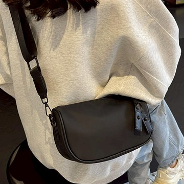 【白鳥麗子】休閒風經典素面寬帶黑色斜背包/單肩包 店長推薦