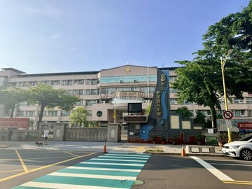 光榮國中正門口對面補習班透天店面專梁大仁｜台中市大里區東榮路