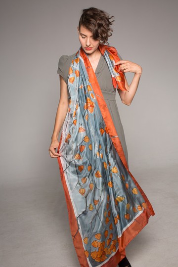 手繪絲巾-冬櫻桃。豪華圍巾