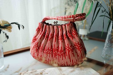 尋寶復古古董包-紅色幾何皮革印花水餃摺和裝口金手拿包