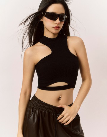 冷靜裡藏著熱度；削肩繞脖BraTop 兩色