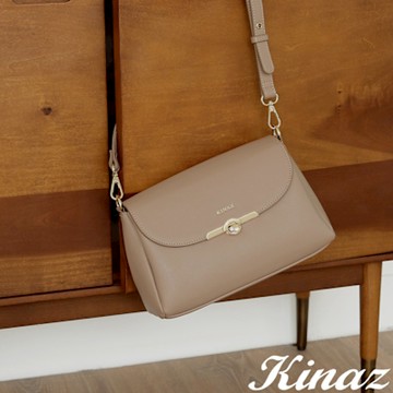 KINAZ 三層澎澎柔軟皮革精緻轉釦掀蓋斜背包-椰糖栗-澳式丹波麵包系列