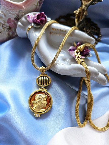ROXANNE ASSOULIN金色希臘浮雕吊墜軟式金網格項鍊/西洋古董飾品