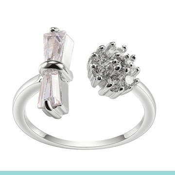 花與蝴蝶鑲鑽戒指 (可微調戒圍)　別緻設計款