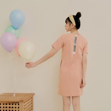 OB嚴選-KITTY CUTIE LAND．後背字母織標短洋裝《KB1476-》