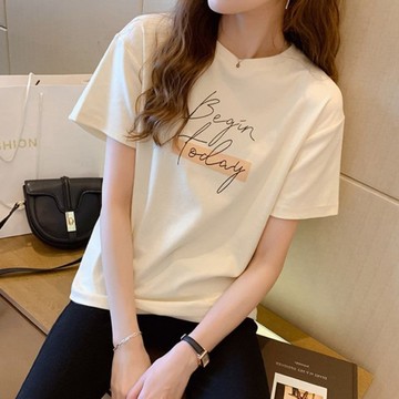 AKARA 女韓版流行字母短袖T恤上衣(M-2XL /中大尺碼 / 2色)