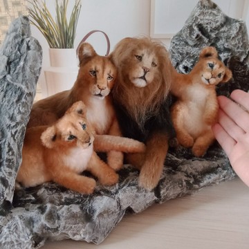 岩石上的微型逼真鉤針獅子家族雕像 - 紙漿