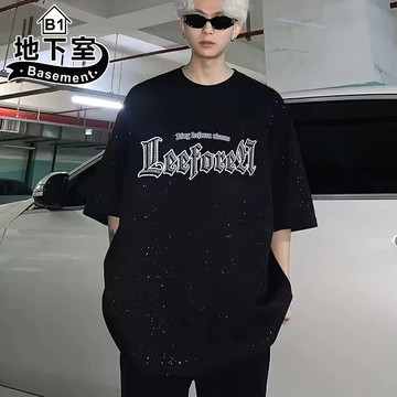 地下室B1-暗黑高街風 滿天星哥德字母短T 男款 寬鬆 休閒上衣 街頭 潮流 百搭【NL626178】