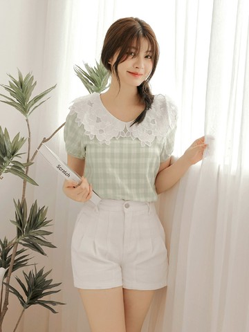 蕾絲花朵娃娃領泡泡袖格紋上衣