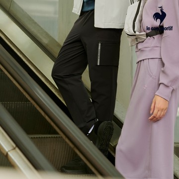 【LE COQ SPORTIF 法國公雞】男款黑色運動TRAINING平織運動長褲LWU81674