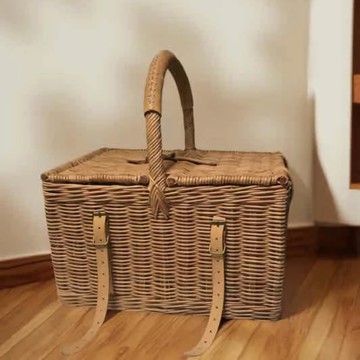 附皮革提把與毯子綁帶的長方形野餐籃。婚禮禮物