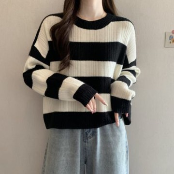 La Belleza圓領撞色橫條紋配色寬版坑條針織毛衣附項鍊