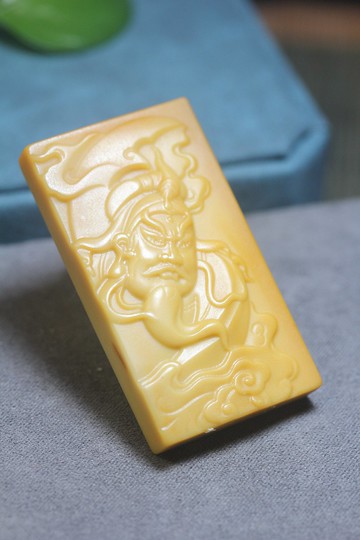 【忠肝義膽】天然黃蠟石 關公 關羽 關二爺  兄弟情掛件 項鏈 玉