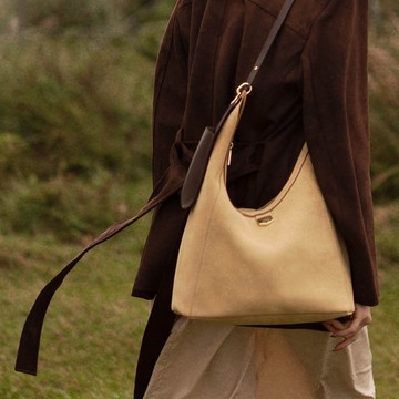 【伸縮兩用】Wàndering單肩麂皮斜背包/大地駝(贈可拆式手機掛袋