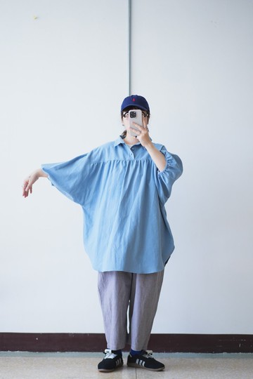 薄霧藍皺褶紋理襯衫領圓弧下擺衫