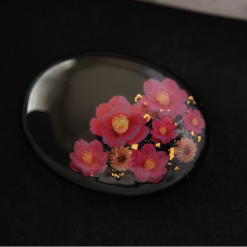 腰帶裝飾扣 天然石黑瑪瑙與椿花、金箔的腰帶裝飾扣 馬尾夾 胸針 腰帶裝飾扣