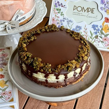 【花漾朋派-母親節推薦】杜拜開心果巧克力千層/六吋(15cm)