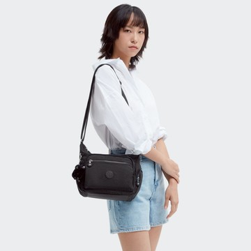 『牛角包』曜岩黑品牌經典圓標多袋實用側背包-GABBIE S