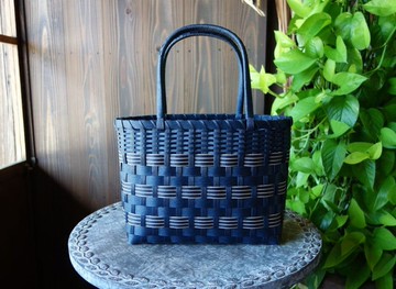 條紋編織的籃子包